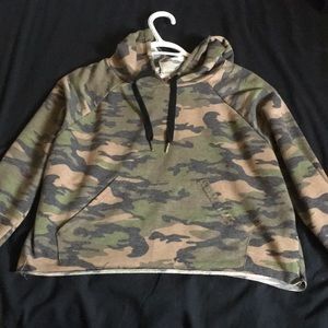 Cropped camo hoodie